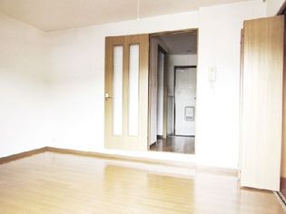 三和建設中山寺ビルのゆったり過ごせる居間です