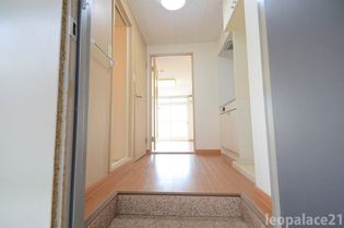 レオパレスHONDAのゆったりとした玄関です