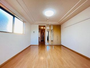 パークサイドの洋室