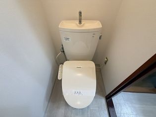 落ち着いた色調のトイレです