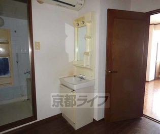 葛城マンションの独立洗面台です。