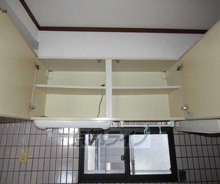 葛城マンションのキッチン上収納です。