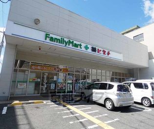 ファミリーマート+薬ヒグチ西陣北店まで171m コンビニとドラッグストアーが同じ店内に 便利すぎます