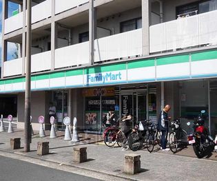 ファミリーマート出町店まで49m 鴨川近くのファミリーマート。