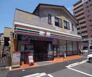 セブンイレブン京都西大路松原店まで276m 西大路五条の北方向にございます。駐車場も広くなりました。