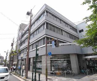 京都銀行 西陣支店まで24m 千本今出川交差点に面し、生活至便な場所です。