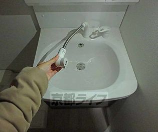 京都府京都市上京区南上善寺町の賃貸マンションのシャワーヘッド付洗面台です。