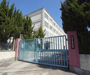 勧修小学校まで176m