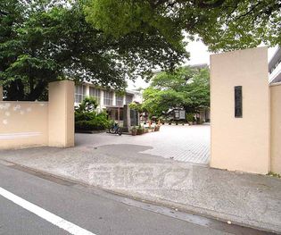 上京中学校まで200m 住宅街の中学校です。