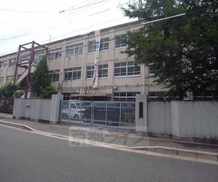 朱雀中学校まで703m 三条御前を下がったところにございます。