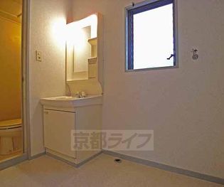 蒼terrace桃山城の洗面台と洗濯機置き場です。