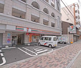 セブンイレブン千本今出川店まで320m 今出川通り沿いにあります。駐車場もあるので便利ですよ。