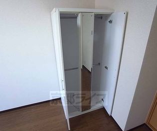 パーパス21の鏡付きのクローゼット。
