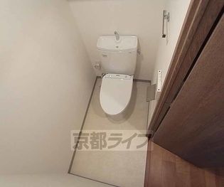 シルエラ御所南の清潔感のある洋式トイレ。