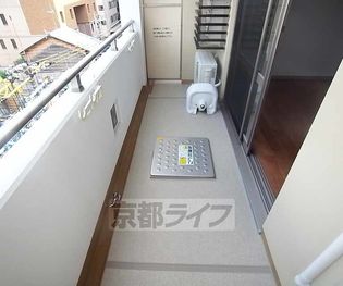 シルエラ御所南の広く開放感のあるバルコニー。