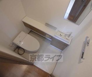 シルエラ御所南の清潔感のある洋室トイレ。