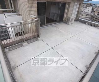 シルエラ御所南の広々としたルーフバルコニーです。