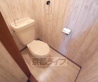 ヴィラージュ岩倉の木目調の壁で落ち着きます・