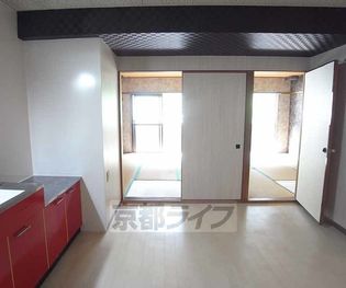 ヴィラージュ岩倉の光も差し込むおしゃれな空間です・