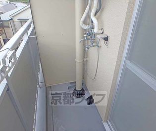 洗濯機置き場はバルコニーにあります。