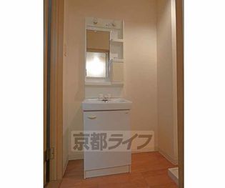 アルカス千本通の独立洗面台です。