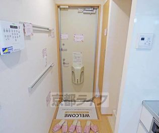 グランディール北栗栖B棟の広い玄関です。