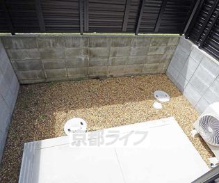 グランディール北栗栖B棟の広いバルコニーです。