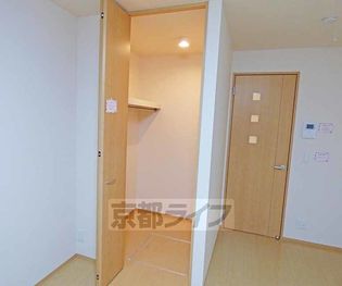 グランディール北栗栖B棟のウォークインクローゼットです。