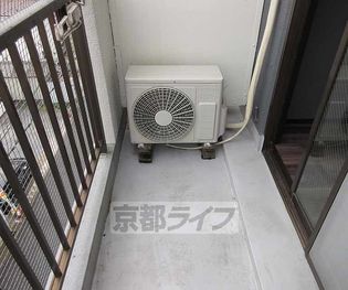 プルミエール勧修寺の幅員の広いバルコニーです