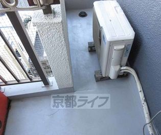 プルミエール勧修寺のバルコニースペースです