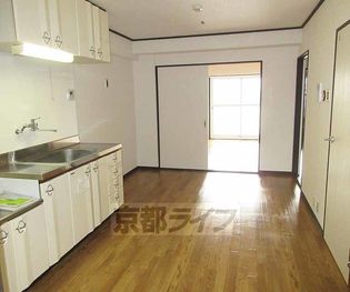 ラ・ぺリオ醍醐の入ってすぐお部屋です・