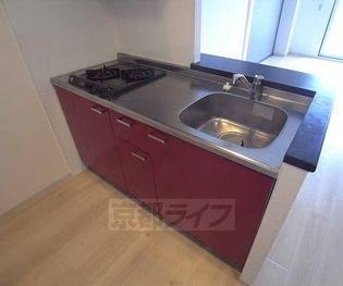 マリーベルウィングの赤が基調のおしゃれなキッチンです・