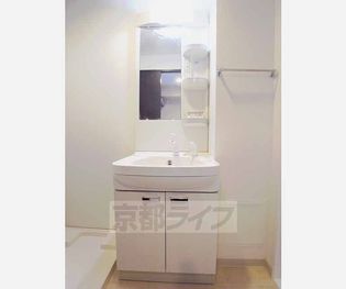 マリーベルウィングの白基調のきれいな洗面台です・