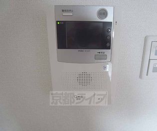 防犯対策にもなるモニター付きインターホンです・