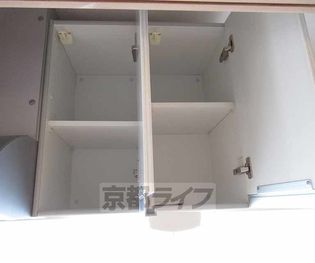 Villa Vista Daigo 南棟のキッチン上の収納棚です・