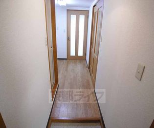 ブランドールO&Kのキッチンに続く廊下です。