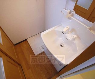 ブランドールO&Kのきれいな広い洗面台です。