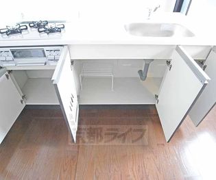 グランスイート鴨川のキッチン収納です