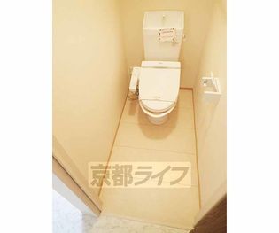 ラ・セゾン嵐山の広々としたトイレです。