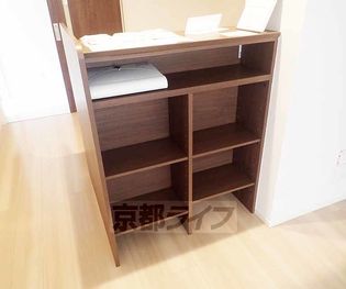 ラ・セゾン嵐山のキッチン裏側のオシャレな収納です。