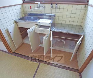 岡崎神宮荘の便利なキッチン収納です。