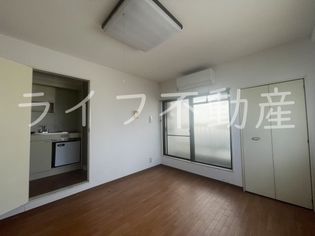 ホワイトハイツのスタンダードな洋室です