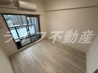 ララプレイス玉造パルクの明るい色調の室内です