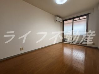 グランドサーパスのゆったりとした居間です