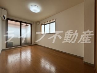 グランドサーパスの明るい室内です