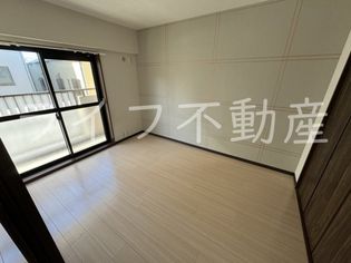 トリプルステーション菱屋西のゆったりした洋室です