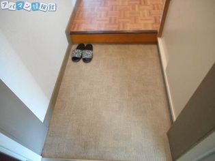 産栄マンションの玄関