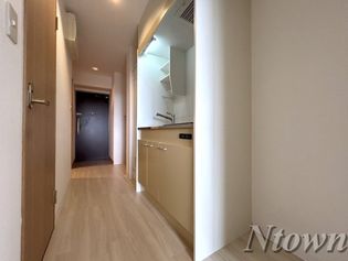 S-FORT浄心の明るい色調の室内です