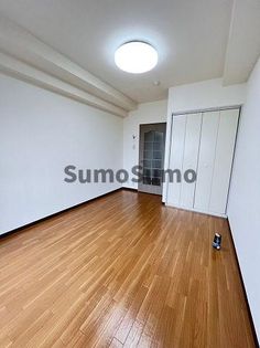 兵庫県尼崎市塚口町1丁目の賃貸マンションの落ち着いた色調の寝室です