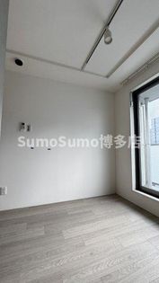 quador姪浜の落ち着いた色調の寝室です